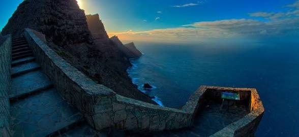 Carretera de la costa oeste de Gran Canaria sobre el acantilado al atardecer