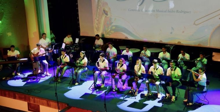 Concierto sobre el escenario del Centro Municipal de Cultura de La Aldea