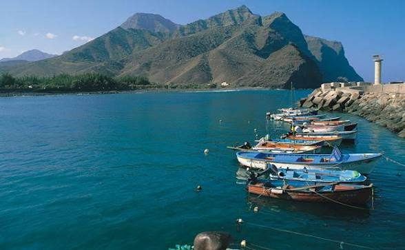 Bahía y barcas en la Playa de La Aldea con la montaña al fondo
